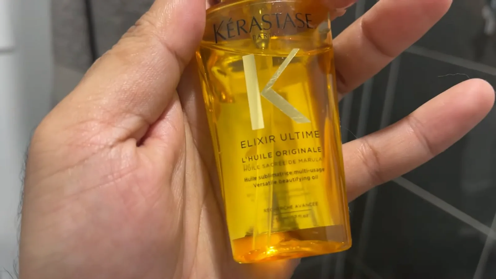 Rótulo frontal e acabamento dourado do Kérastase Elixir Ultime