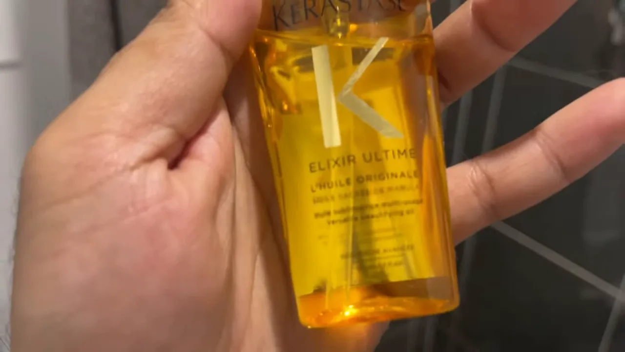 Aproximação da válvula pump e rótulo do Kérastase Elixir Ultime