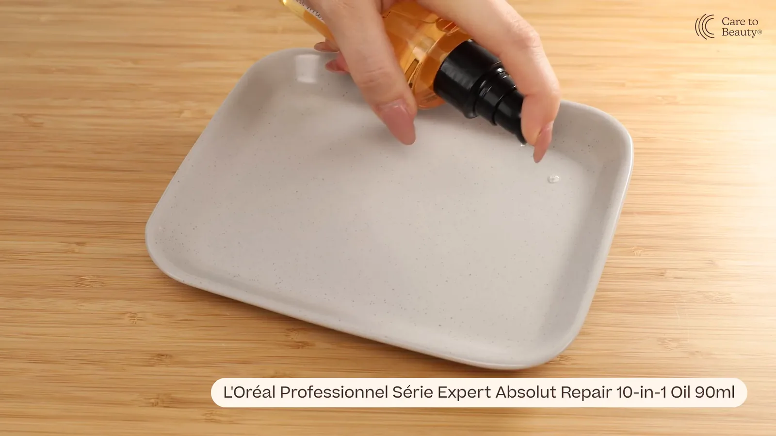 Aplicação do óleo reparador L'Oréal Absolut Repair pelo dosador pump