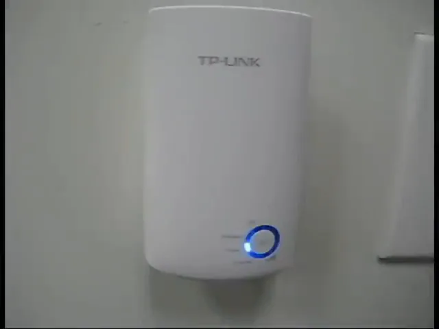 Repetidor de sinal TP-Link conectado à tomada em funcionamento