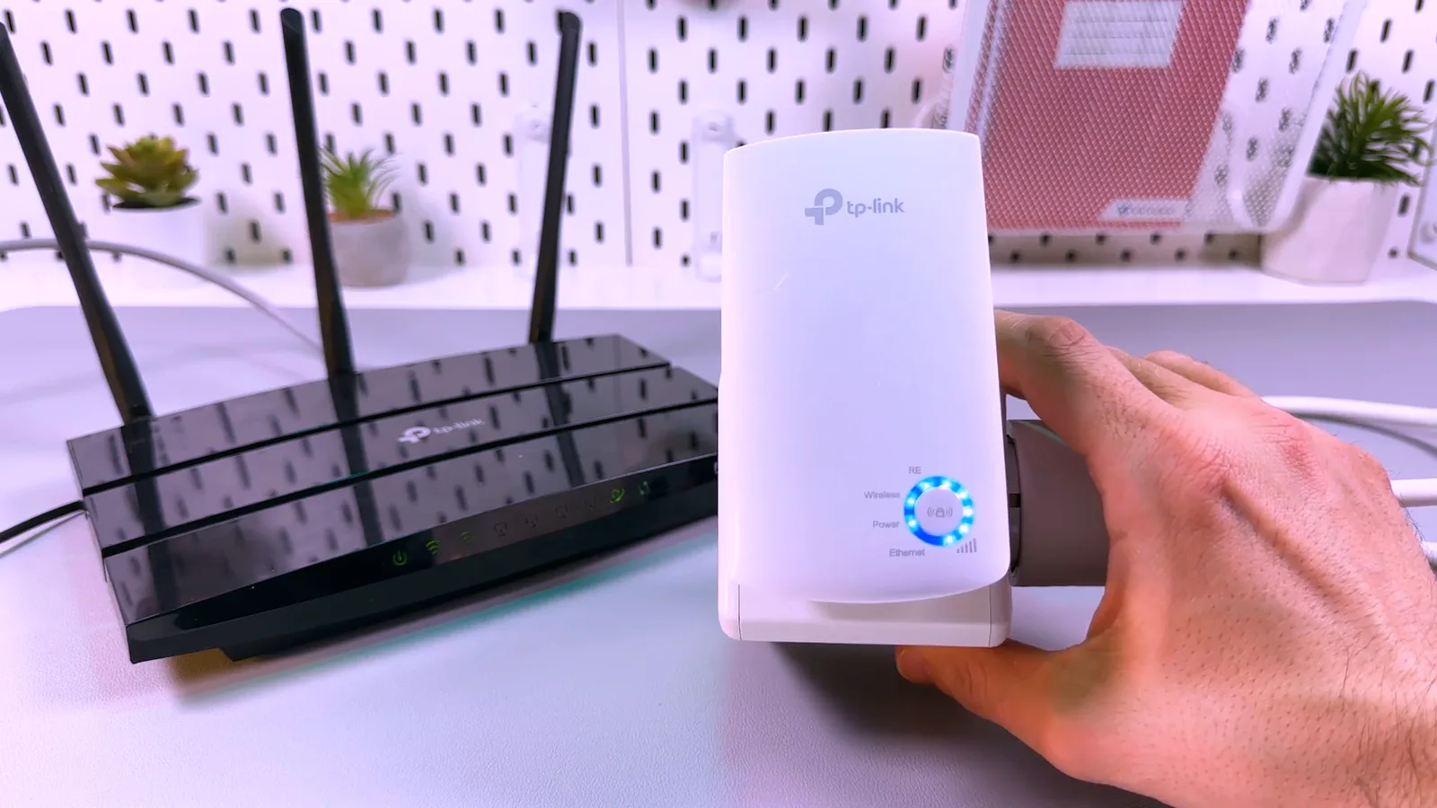 Repetidor conectado à tomada com LEDs indicadores de sinal totalmente acesos
