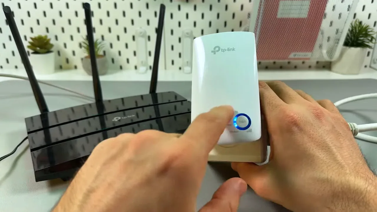 Acionamento do botão WPS frontal para emparelhamento do repetidor TP-Link