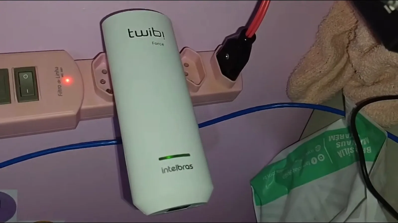 Twibi Force Plug operando na tomada com luz verde estável