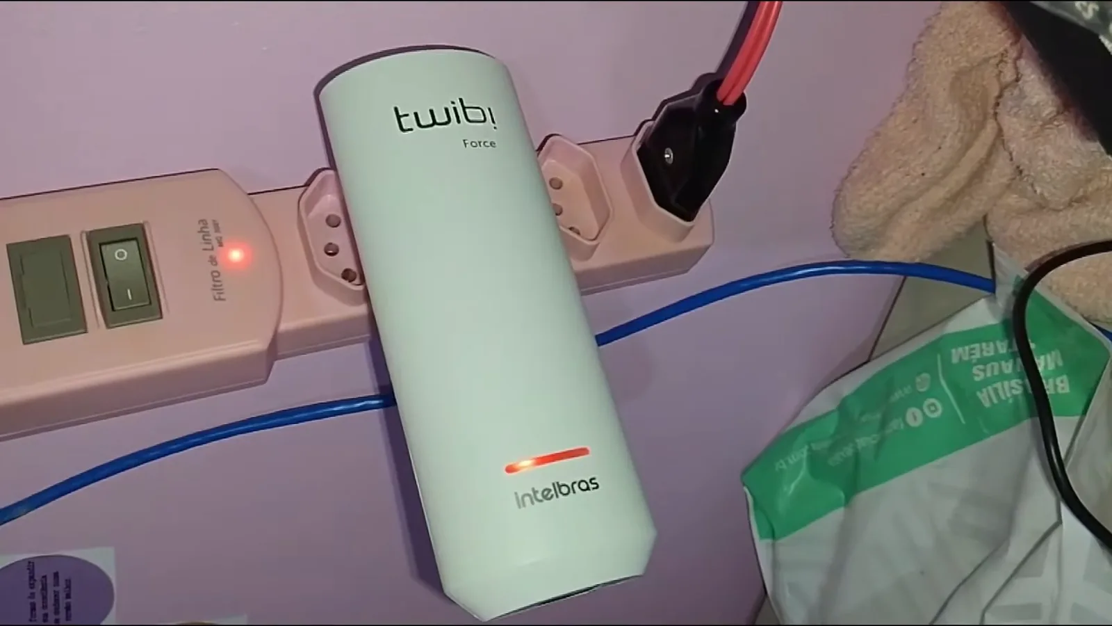 Repetidor de tomada conectado exibindo LED vermelho durante inicialização