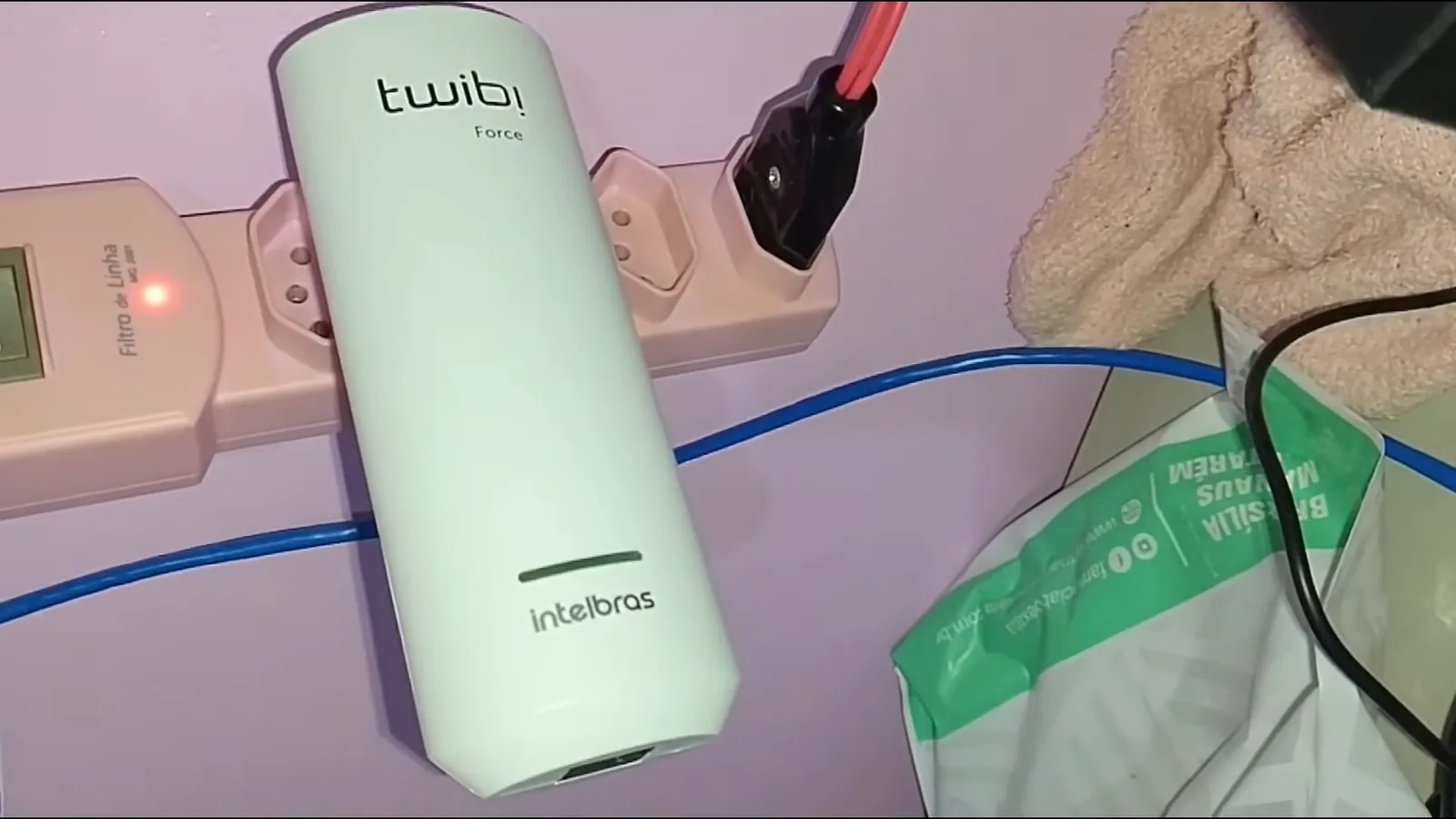 Repetidor Intelbras em uso com indicador luminoso verde piscando