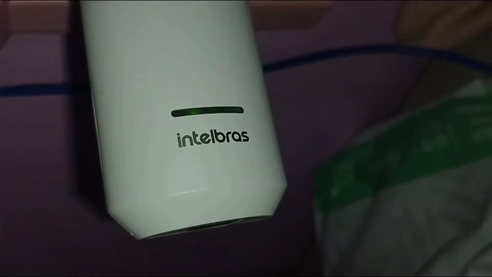 Repetidor de sinal conectado à tomada com indicador LED verde