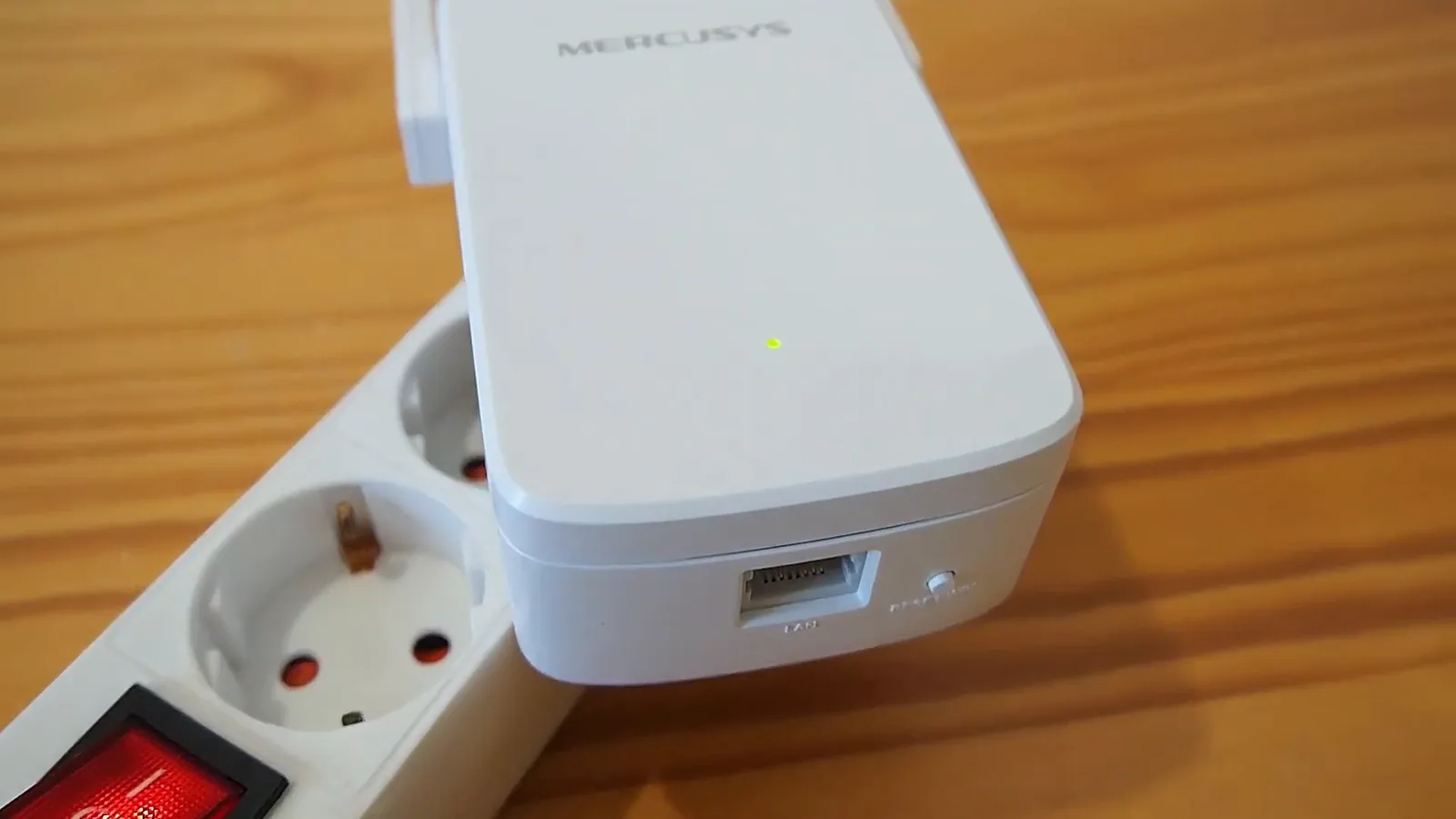 Repetidor Mercusys ME30 conectado na tomada com LED indicador verde ligado