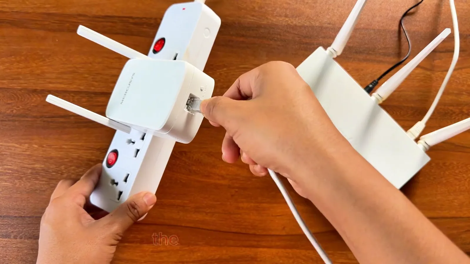 Conectando cabo Ethernet na porta de rede do Mercusys ME30
