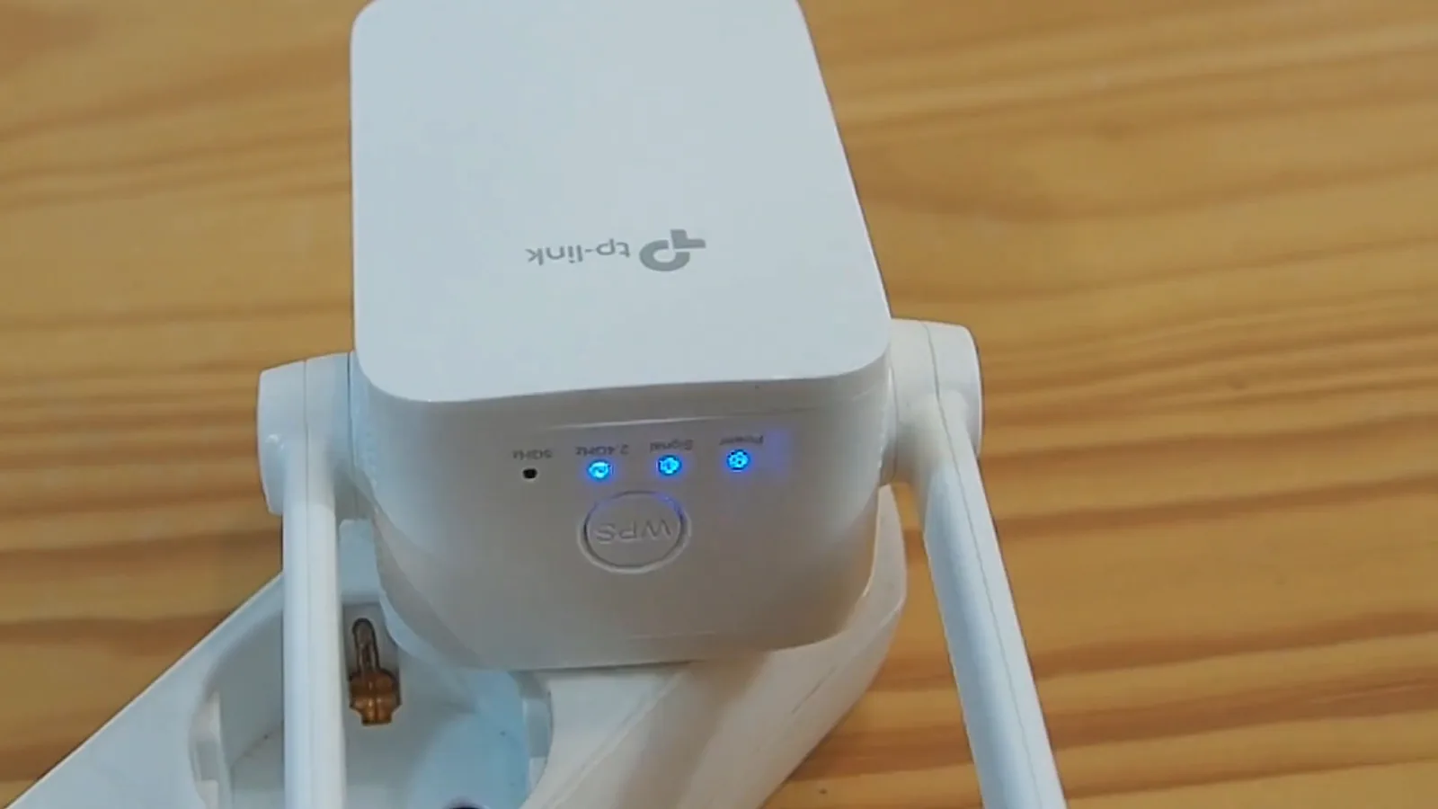 Repetidor TP-Link RE305 ligado na tomada com LEDs acesos
