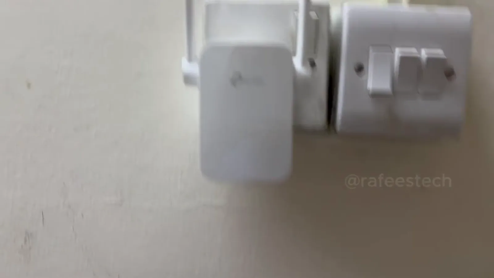 Repetidor TP-Link RE305 conectado à tomada com indicador de energia aceso