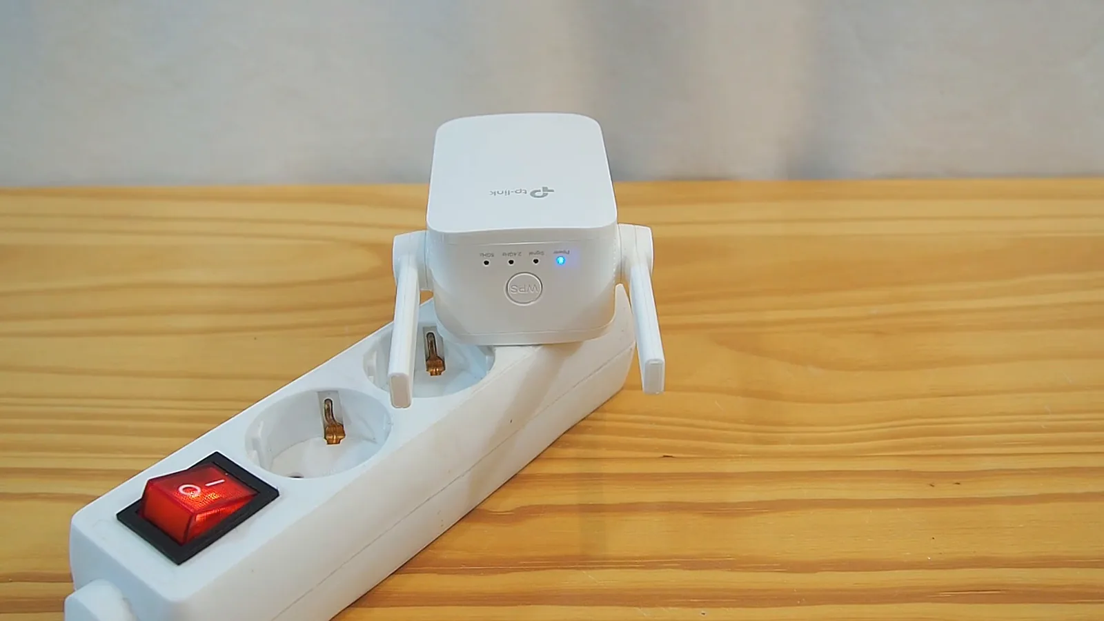 Repetidor de sinal Wi-Fi TP-Link RE305 em funcionamento na tomada