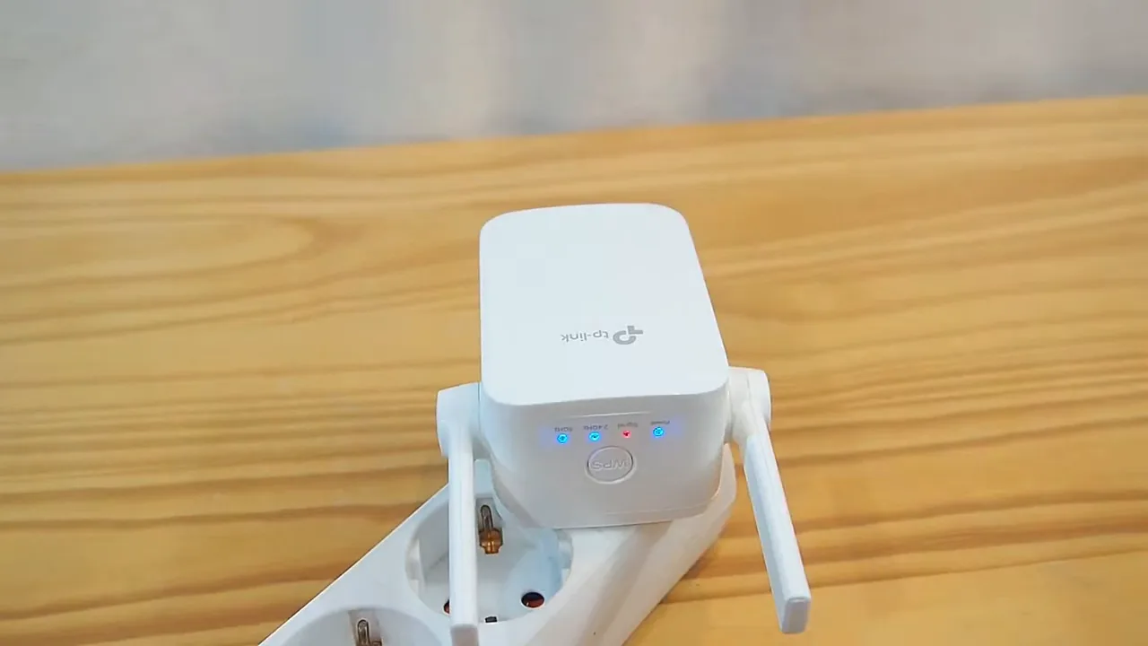 Encaixando o repetidor TP-Link RE305 na tomada para inicialização