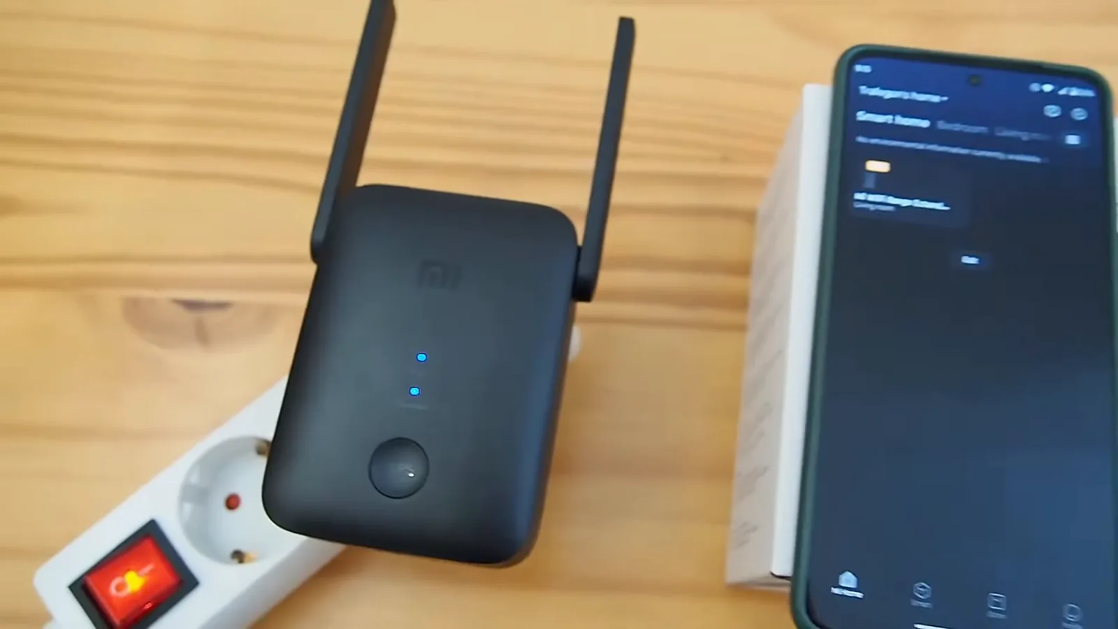 Repetidor Xiaomi RA75 ligado na tomada com LEDs indicadores em funcionamento