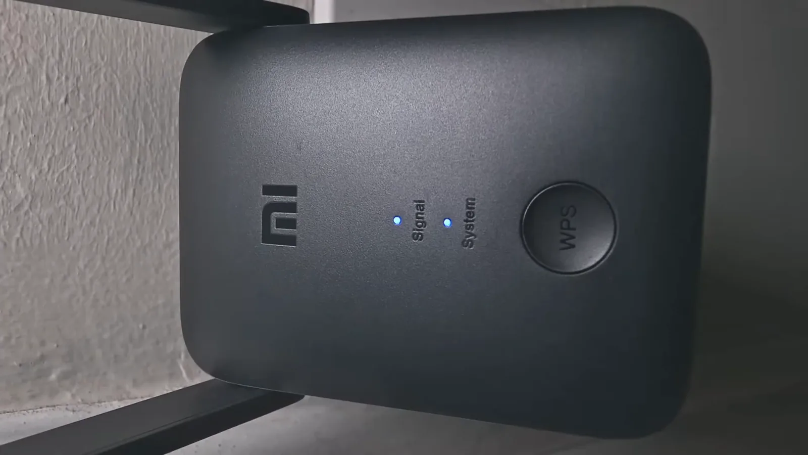 Repetidor Xiaomi conectado na tomada com LEDs indicadores acesos