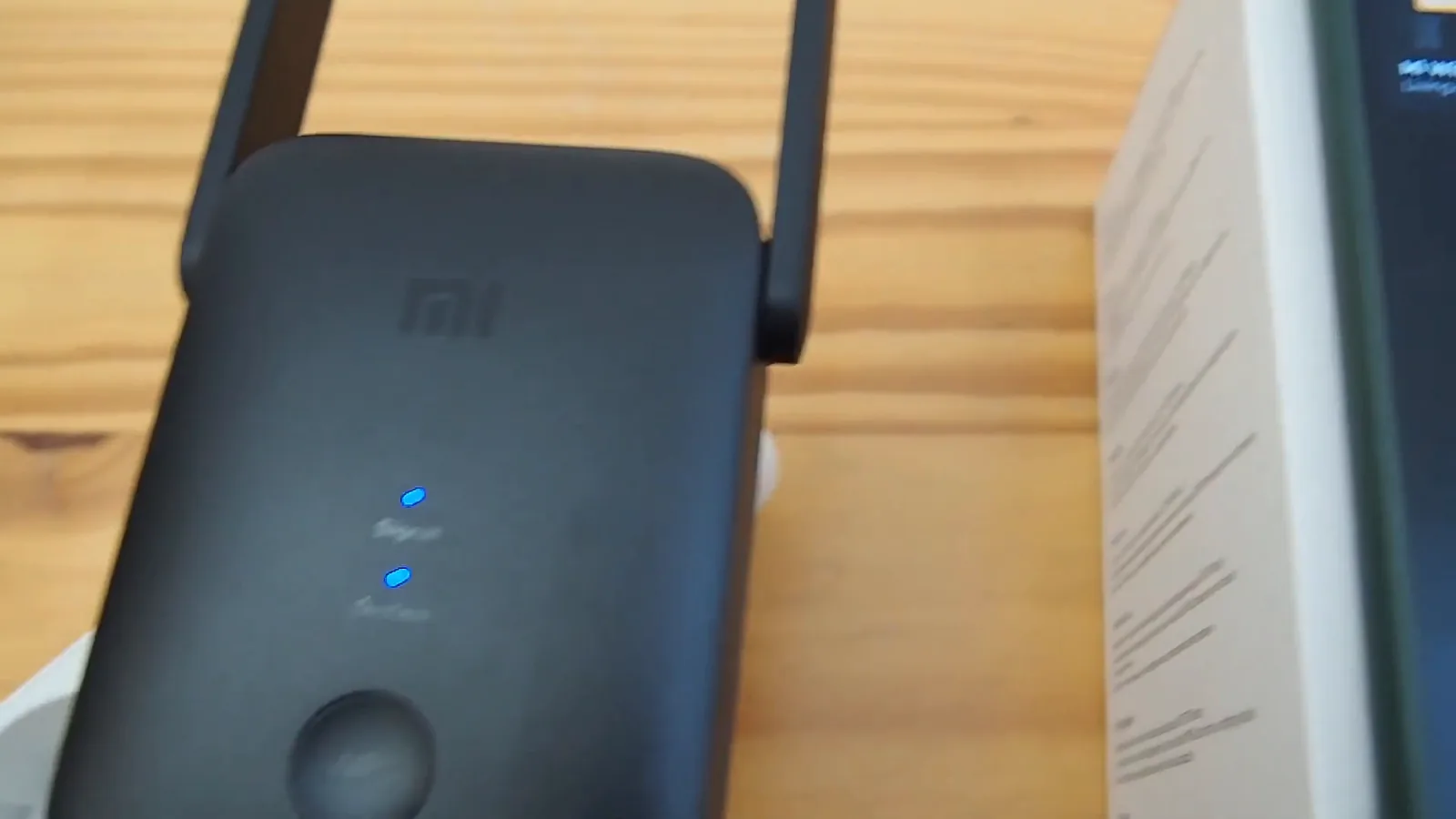 Repetidor Xiaomi RA75 em funcionamento com LEDs azuis acesos