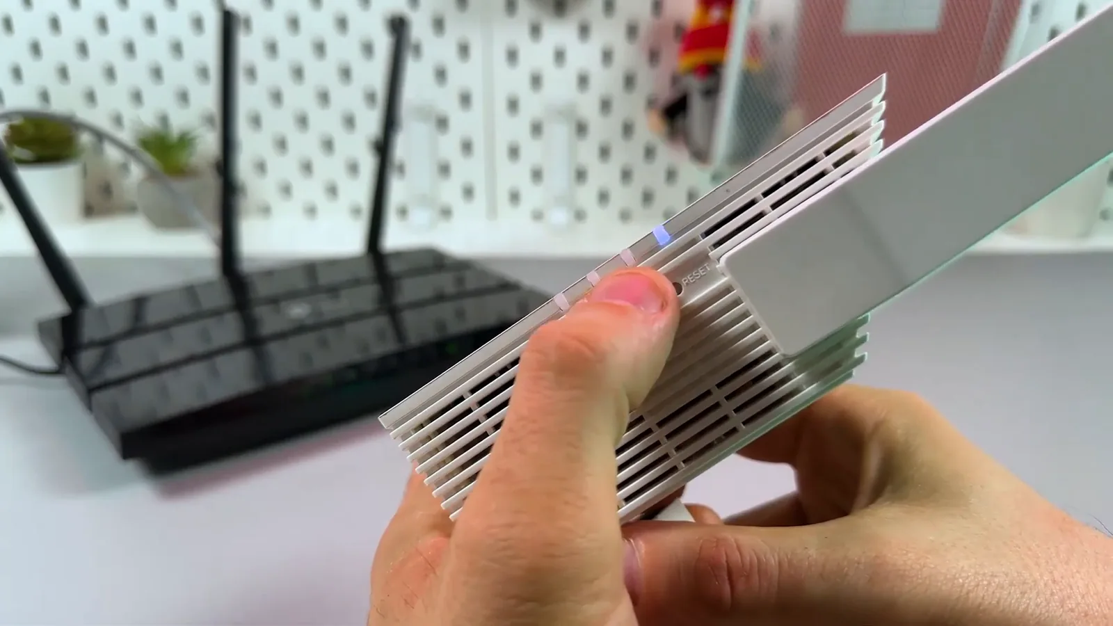 Pressionando o botão lateral WPS no repetidor TP-Link RE605X