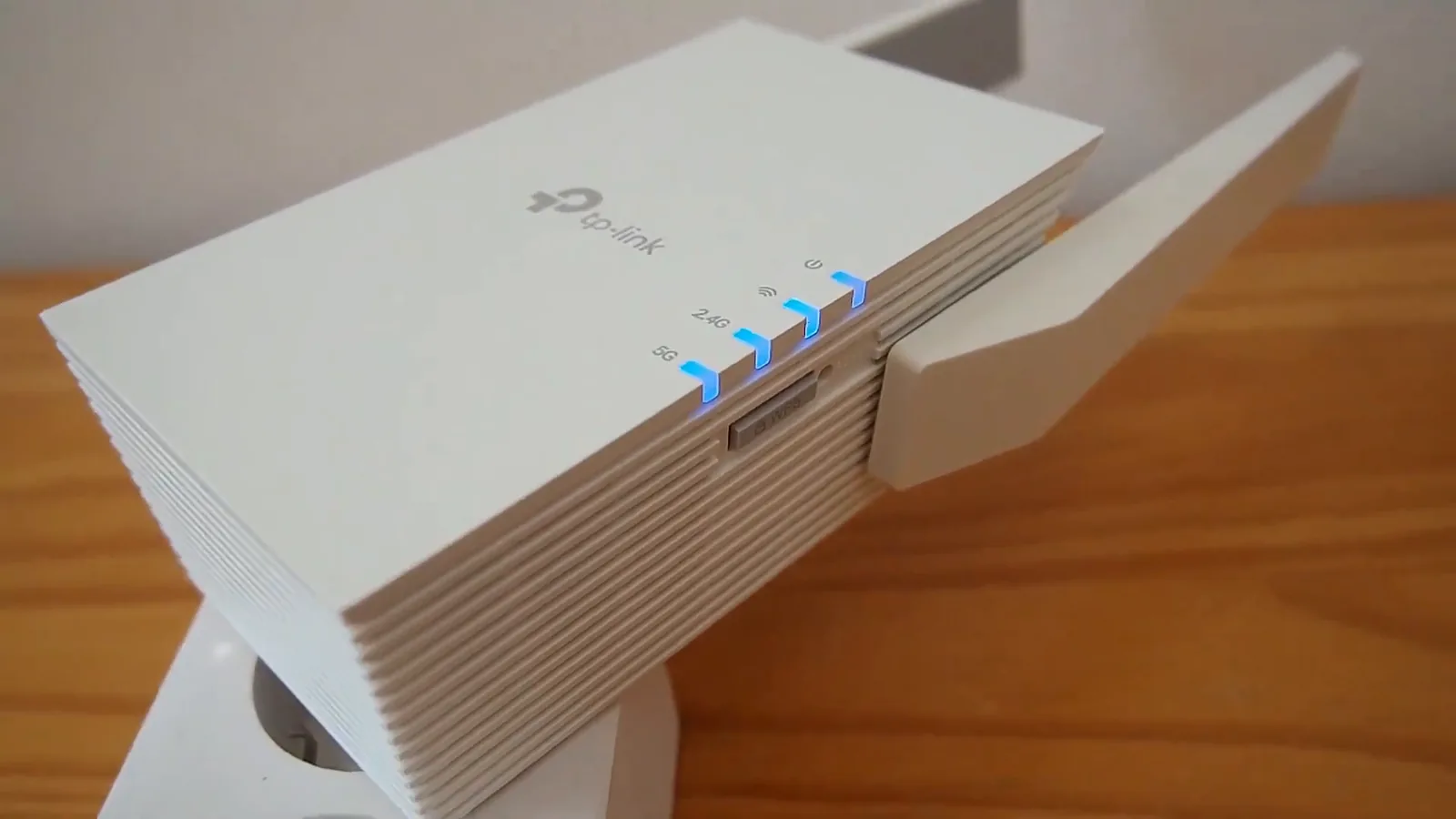 Repetidor TP-Link RE605X conectado na tomada com LEDs indicadores acesos