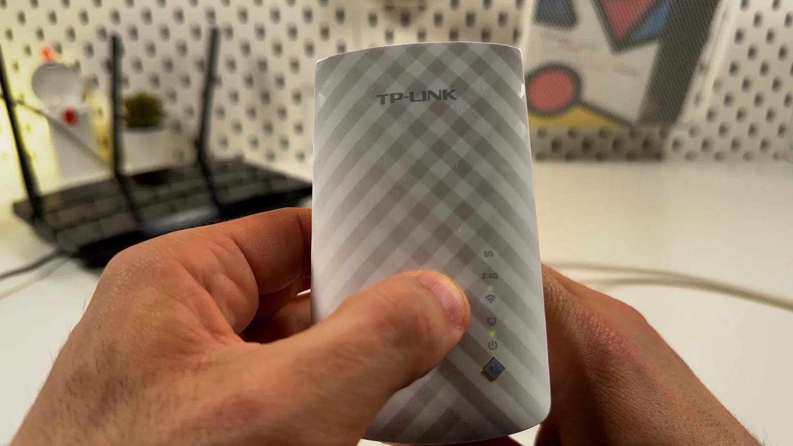 Repetidor TP-Link RE200 ligado com indicadores luminosos verdes ativos