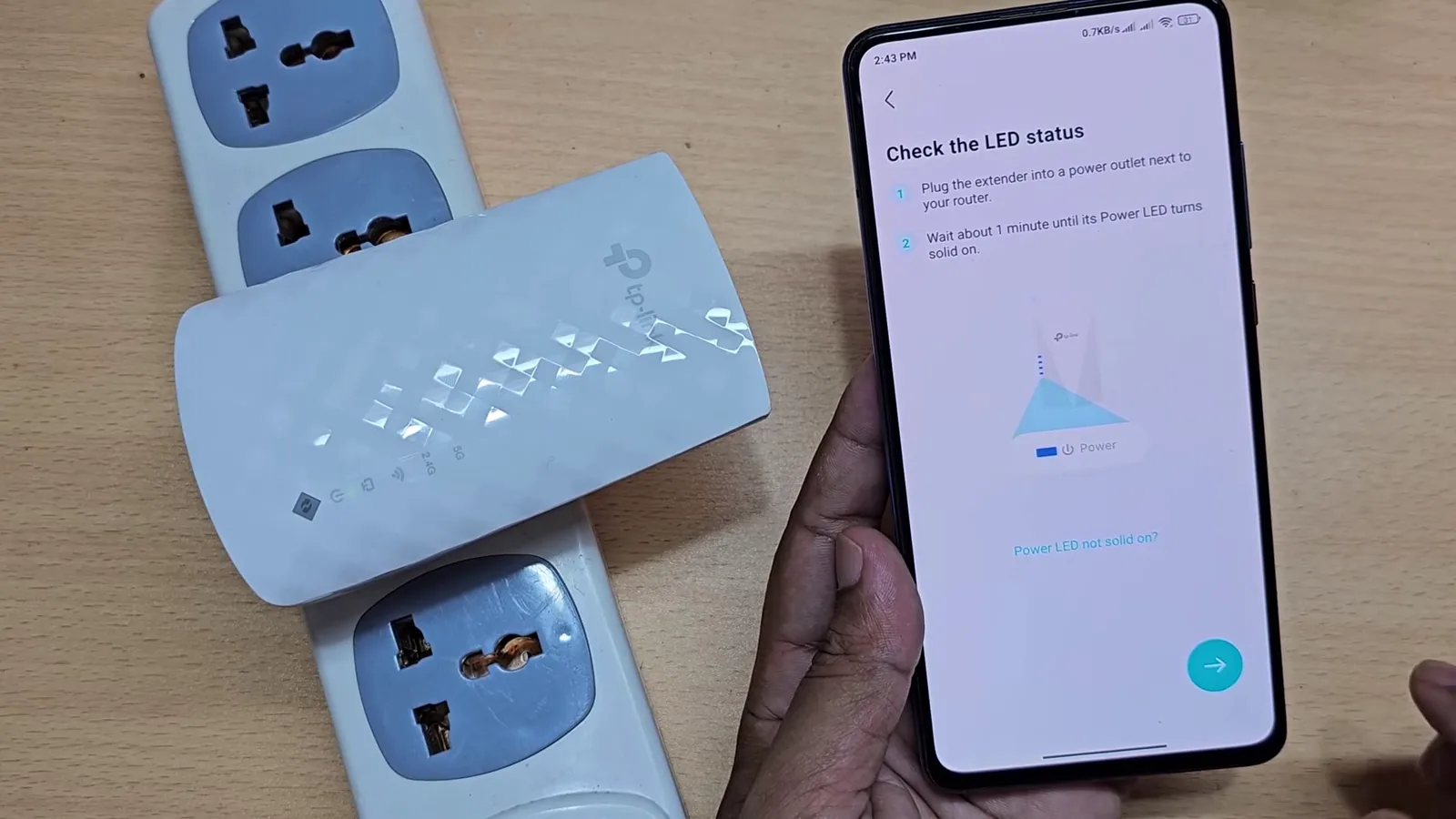 Repetidor RE200 conectado à tomada durante a configuração no aplicativo