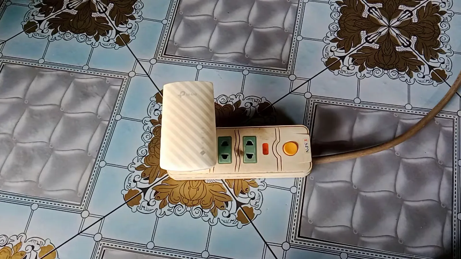 Repetidor Wi-Fi TP-Link RE200 conectado à régua com LEDs indicadores ativos