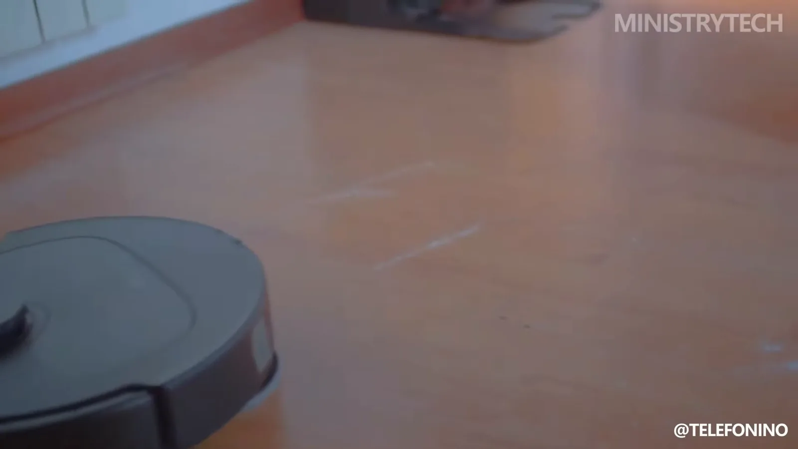 Roborock QR598 navegando suavemente e desviando de obstáculos na mesa