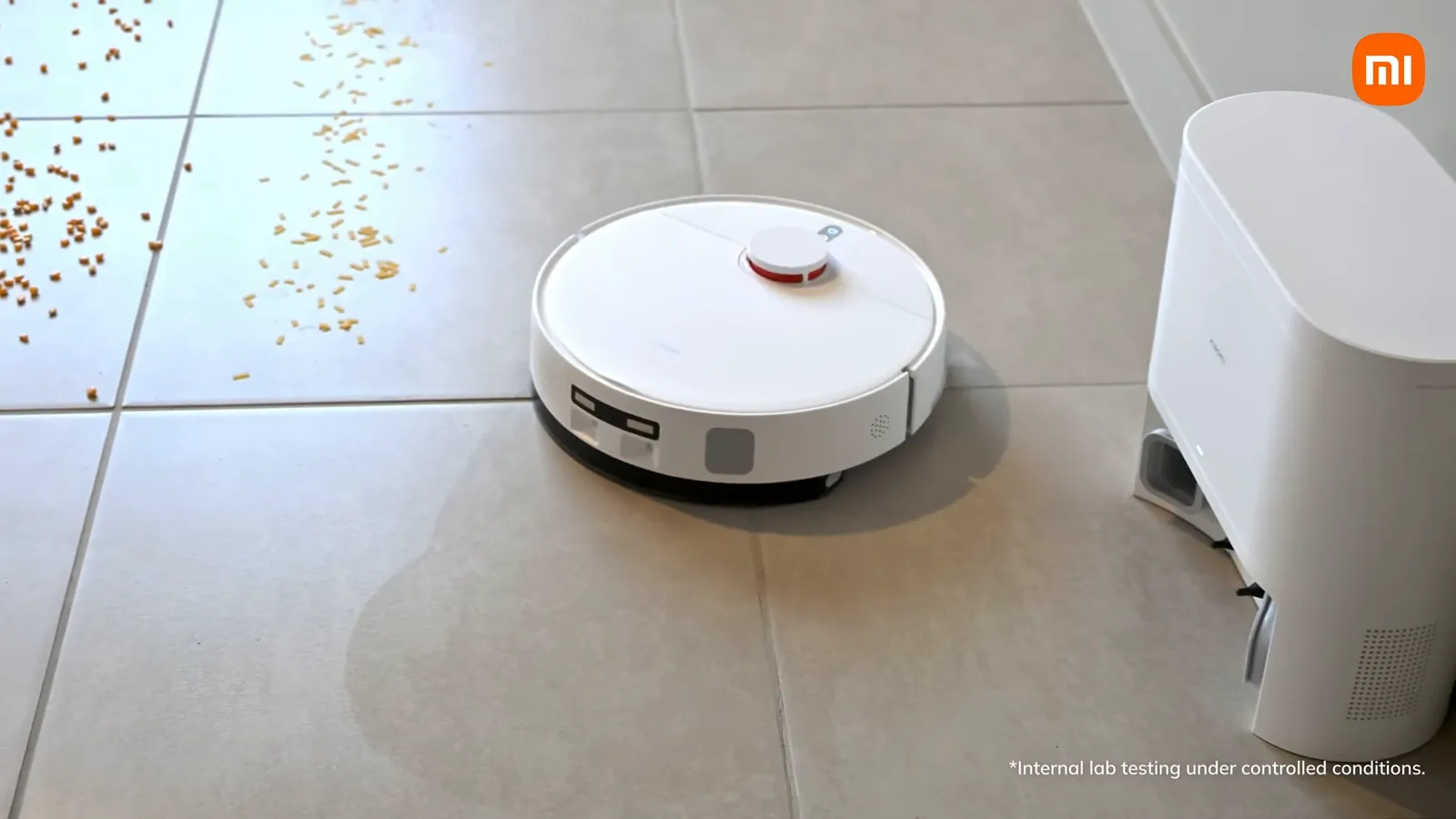 Robô aspirador recolhendo sujeira do piso ao lado da base