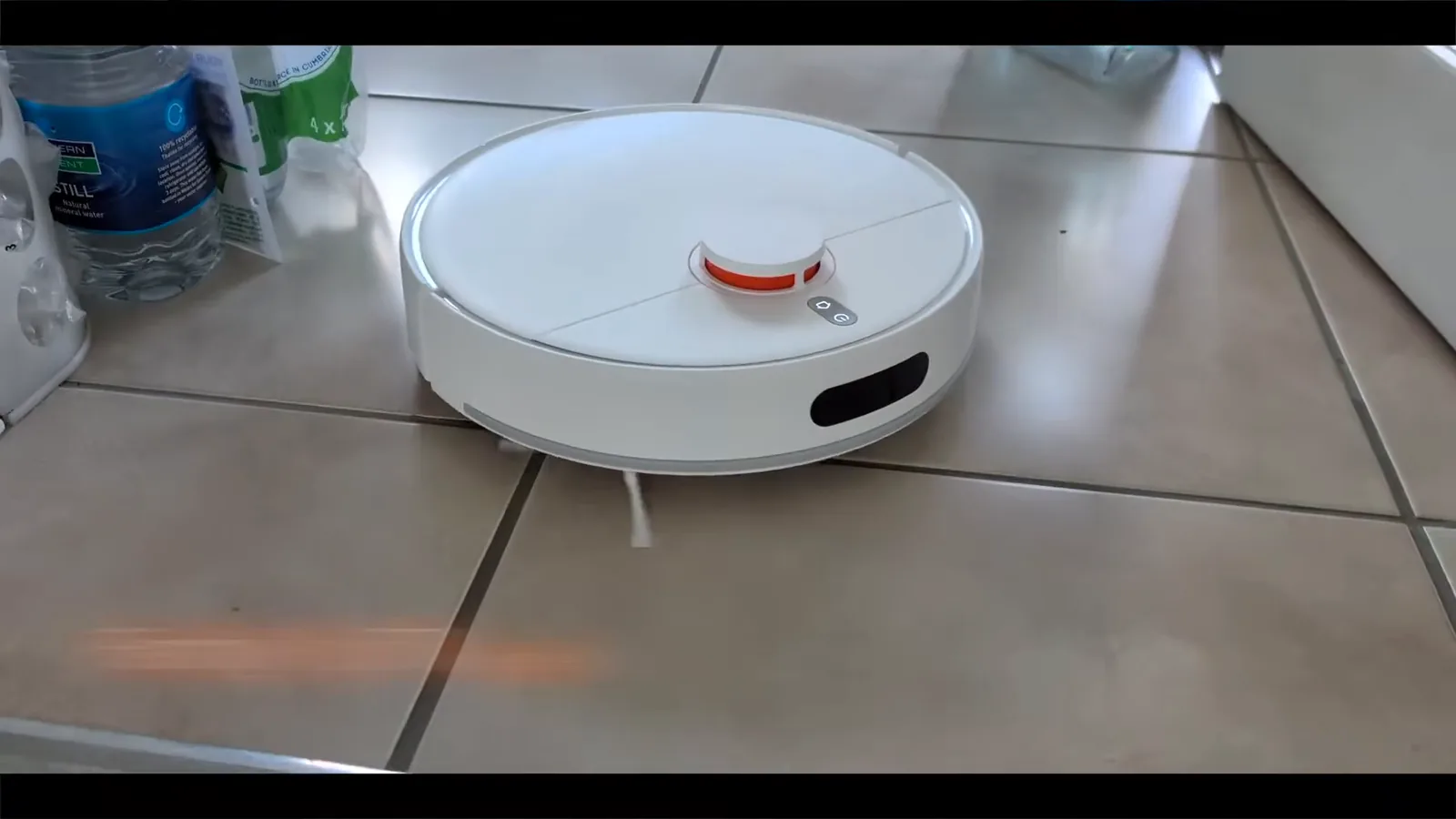 Aspirador de pó robô Xiaomi S40 limpando o piso cerâmico