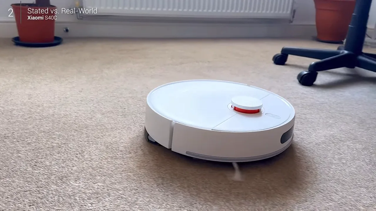 Aspirador robô Xiaomi S40 em funcionamento sobre o carpete da sala