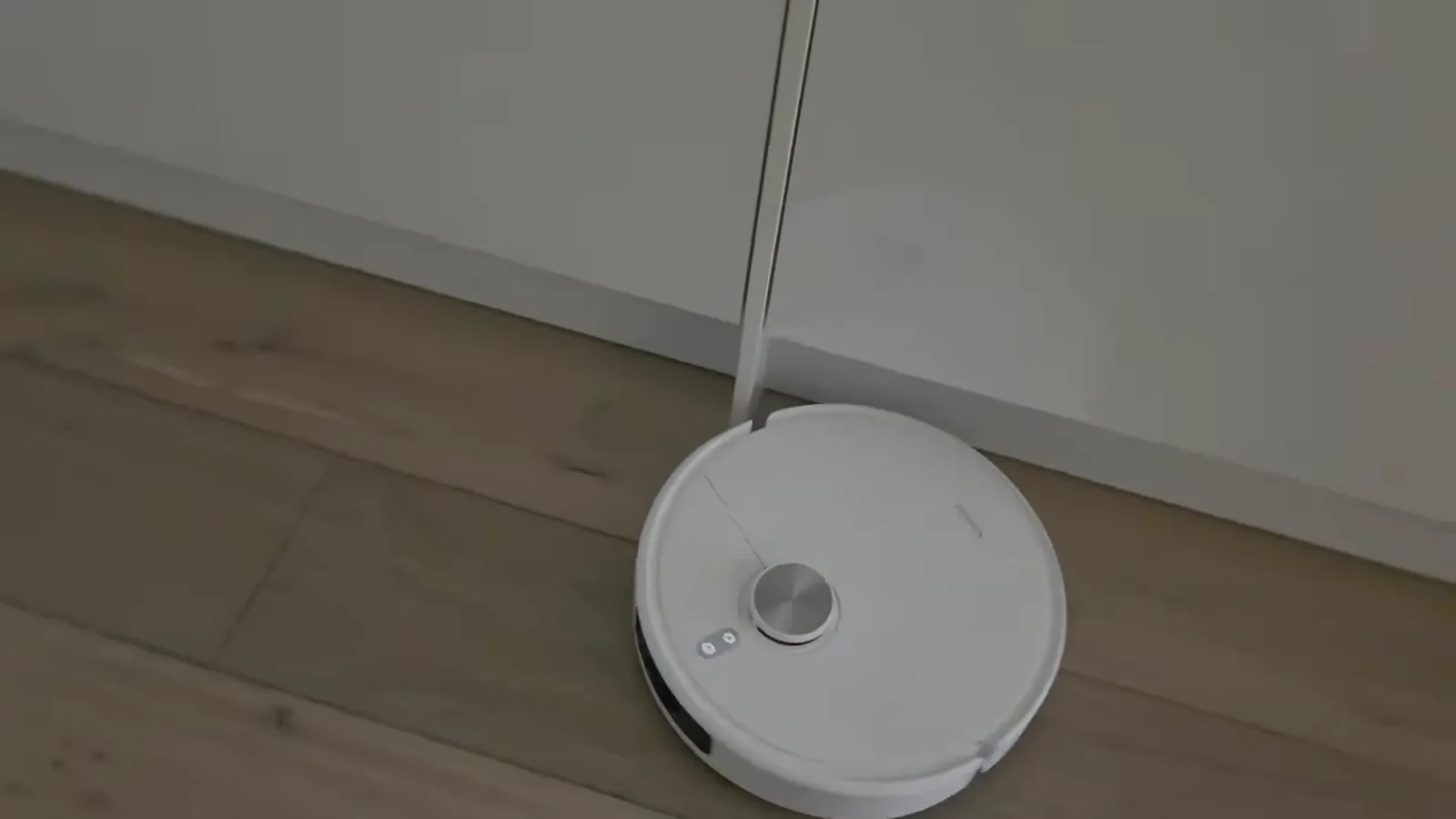 Robô aspirador Xiaomi realizando a limpeza rente ao móvel planejado