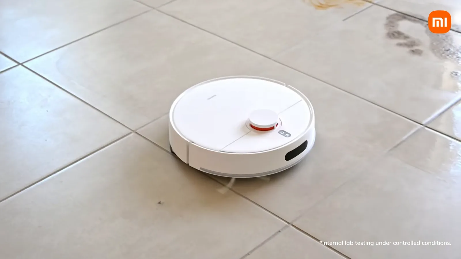 Aspirador robô Xiaomi S40c limpando piso de cerâmica com facilidade