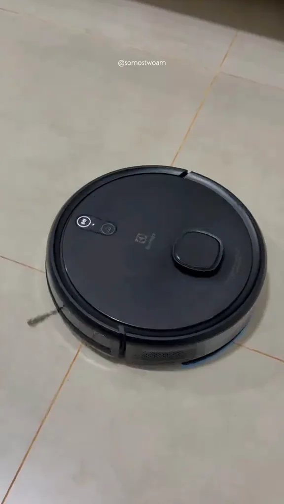 Robô aspirador Electrolux limpando piso cerâmico com escovas giratórias