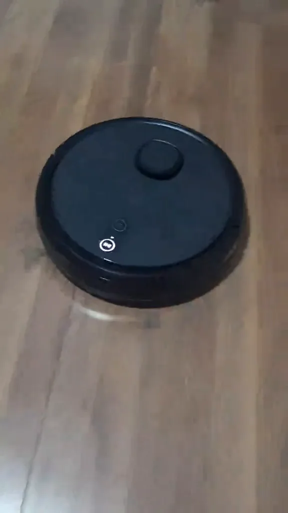 Robô aspirador Electrolux ERB60 navegando pelo piso laminado da casa