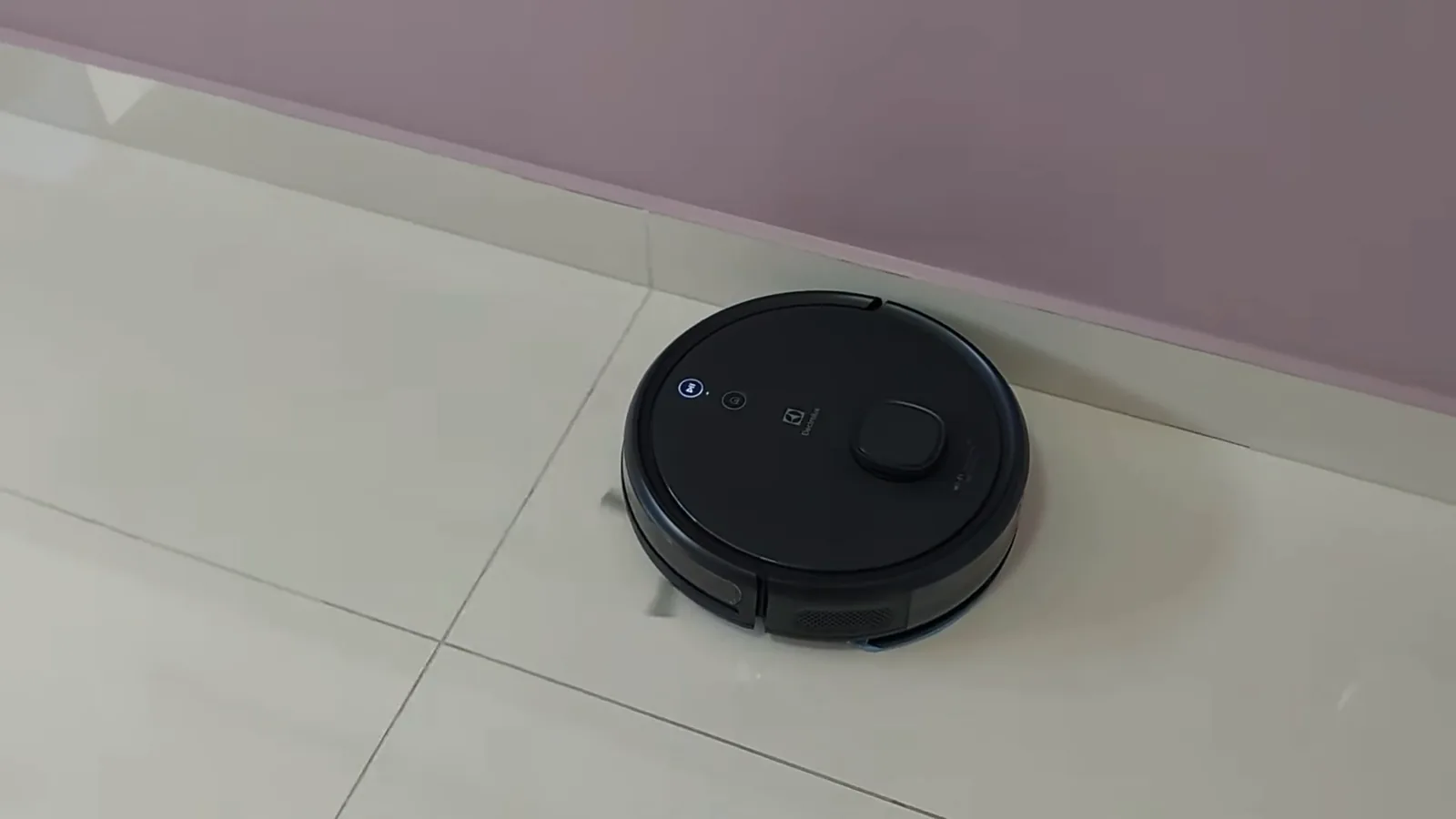 Robô aspirador Electrolux ERB60 realizando a limpeza rente ao rodapé