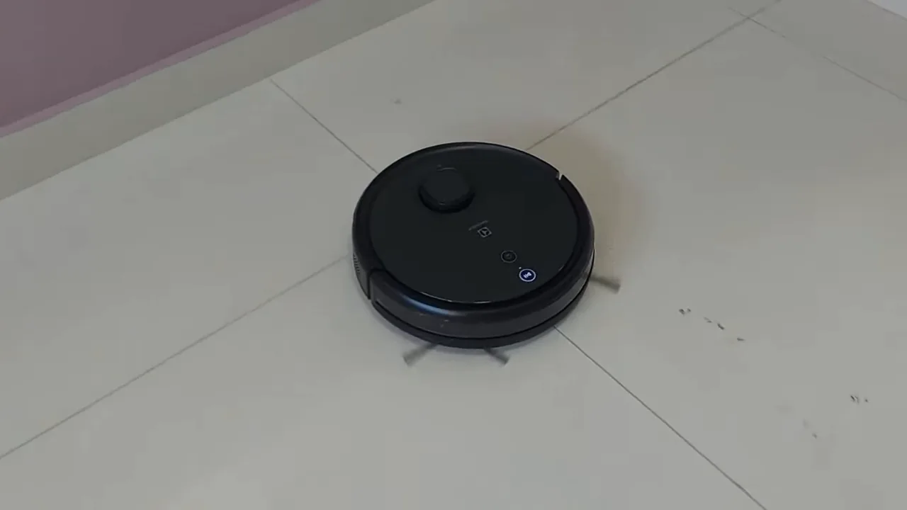 Robô aspirador Electrolux ERB60 limpando piso cerâmico de forma autônoma