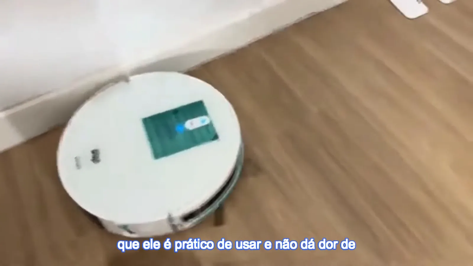 Robô aspirador WAP Robot W1000 limpando próximo ao rodapé da sala
