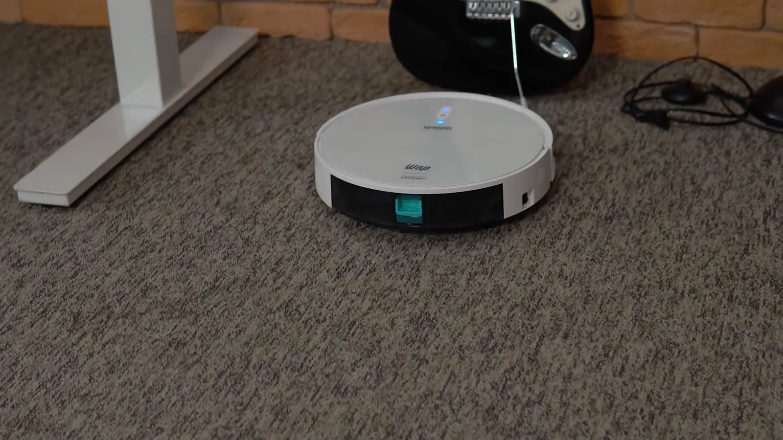 Robô aspirador WAP Robot W1000 em funcionamento sobre o carpete