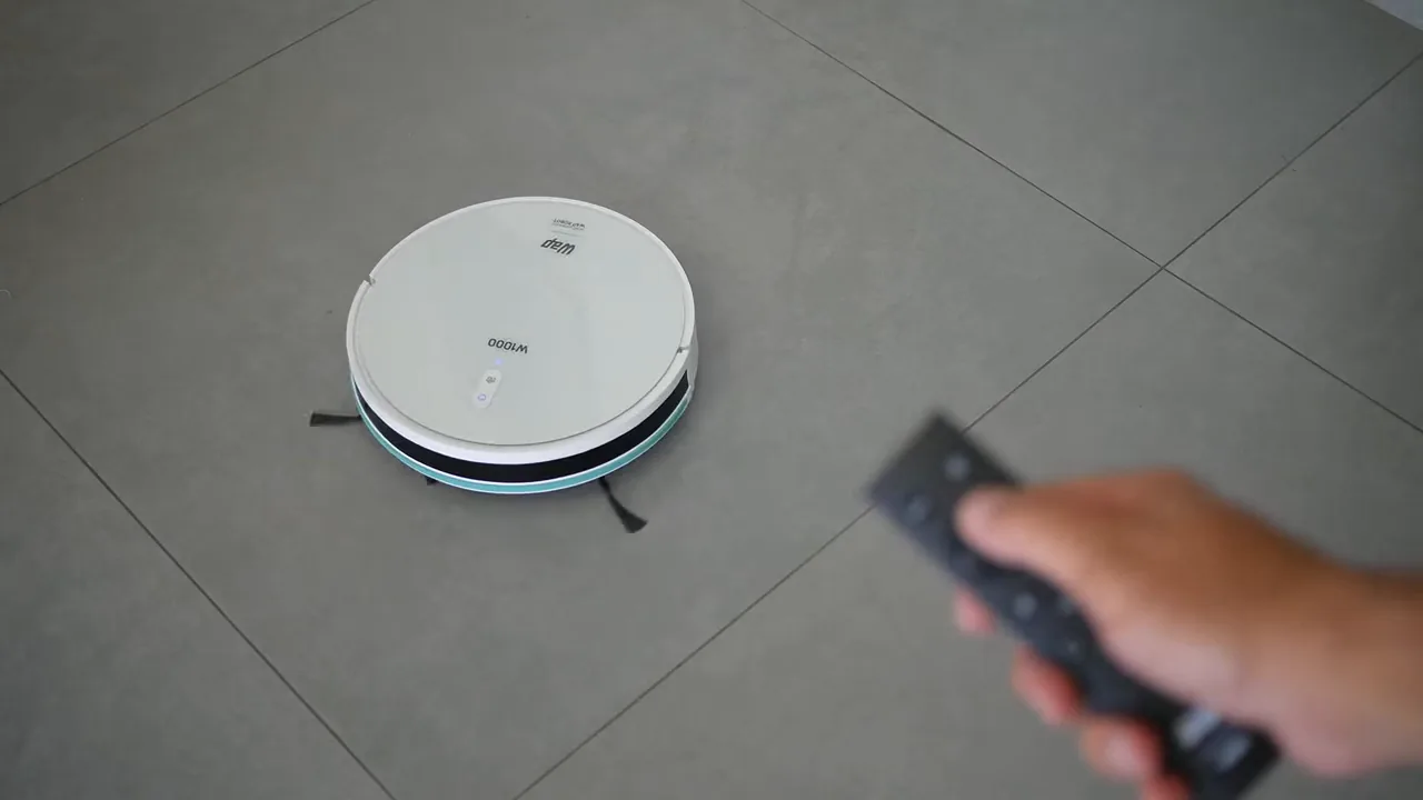 Robô aspirador W1000 em movimento controlado remotamente