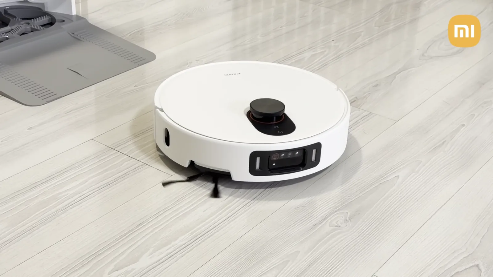 Robô aspirador inteligente realizando a limpeza e aspiração do piso laminado