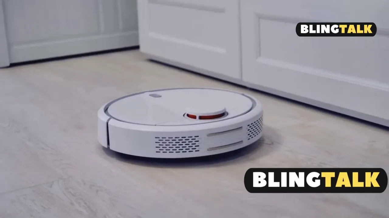 Robô aspirador navegando com precisão pelo piso laminado próximo aos móveis