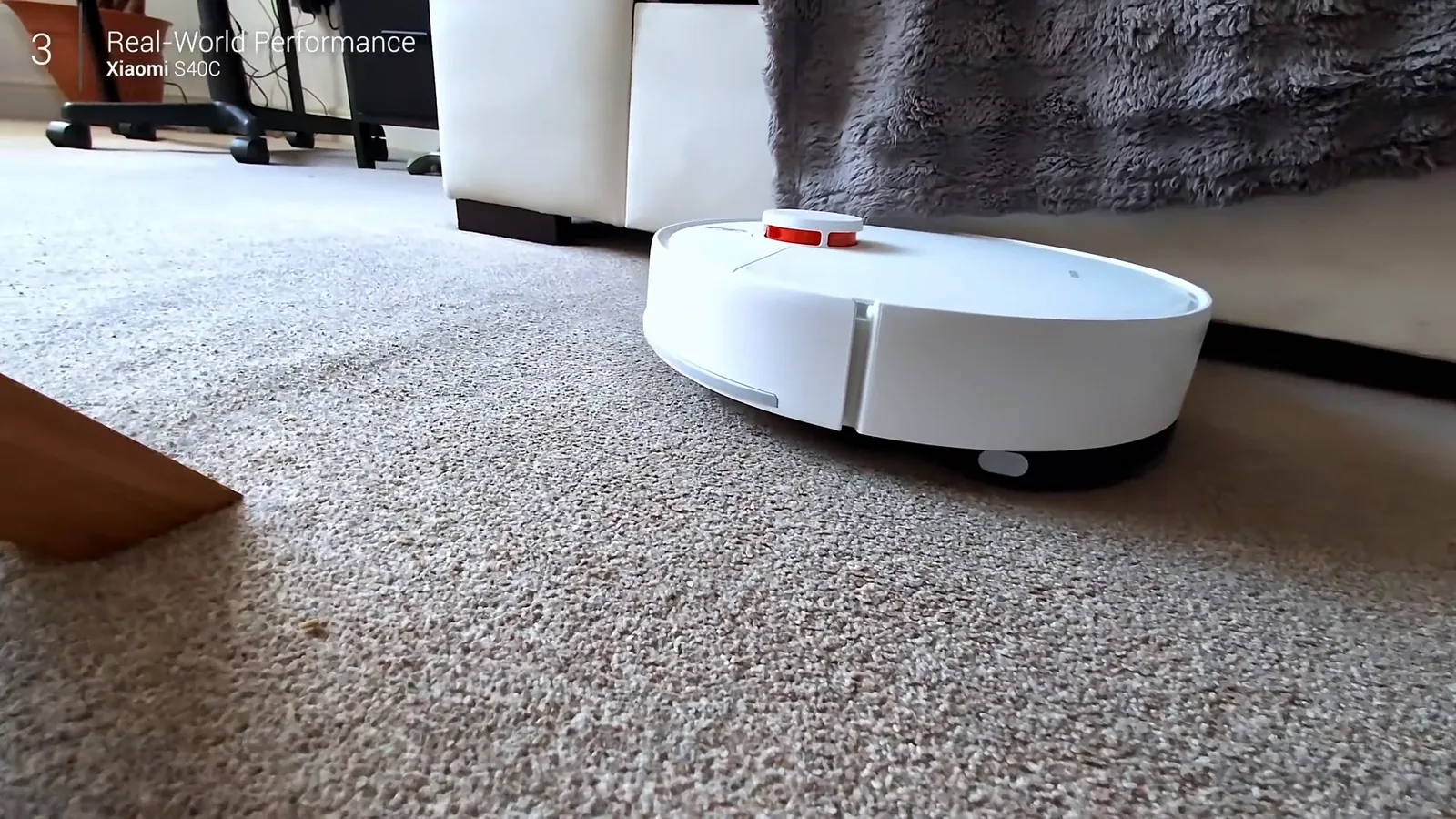 Robô aspirador limpando carpete com navegação a laser LDS