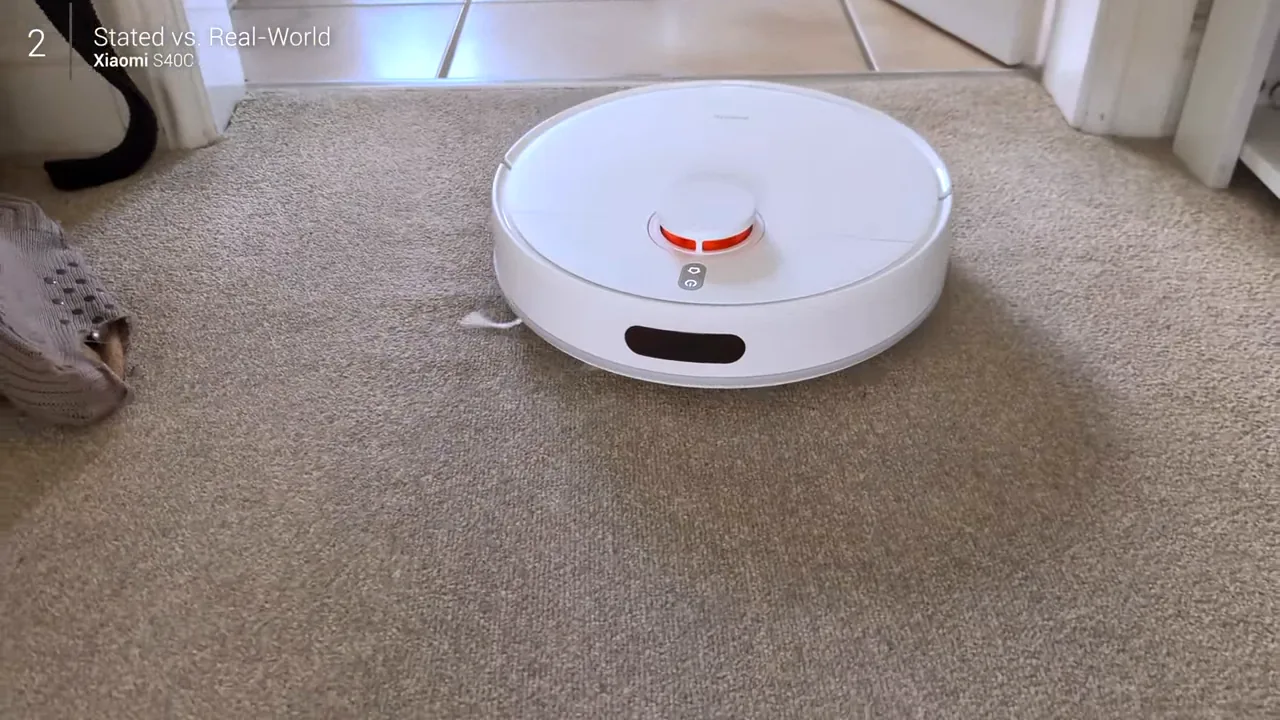 Robô aspirador transitando entre piso frio e carpete durante limpeza