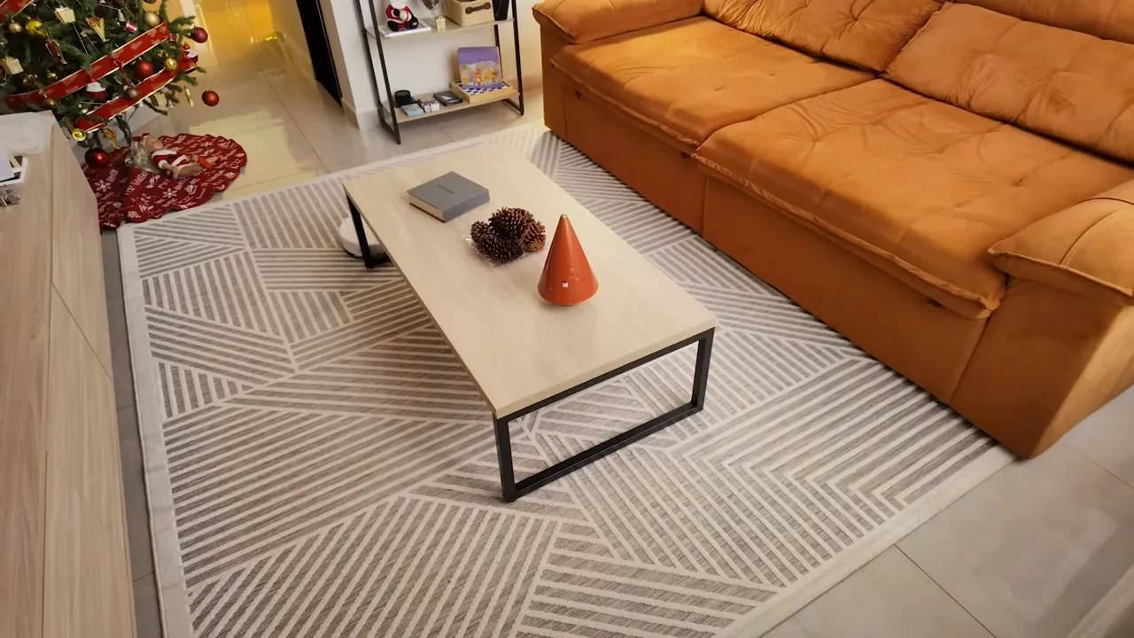 Xiaomi S40 navegando na sala ao redor de mesa e tapete