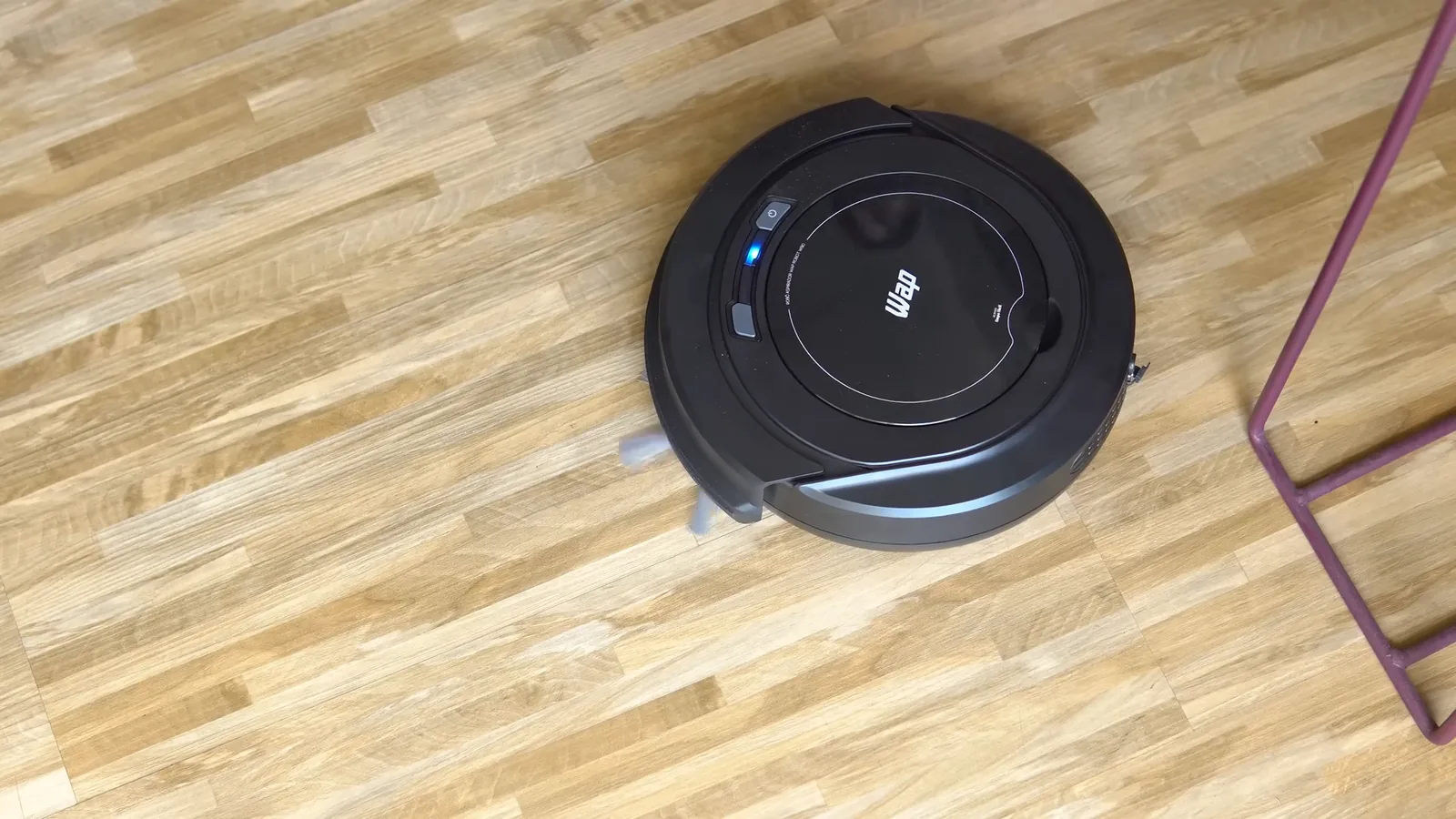Aspirador robô WAP Robot W90 em funcionamento sobre piso de madeira
