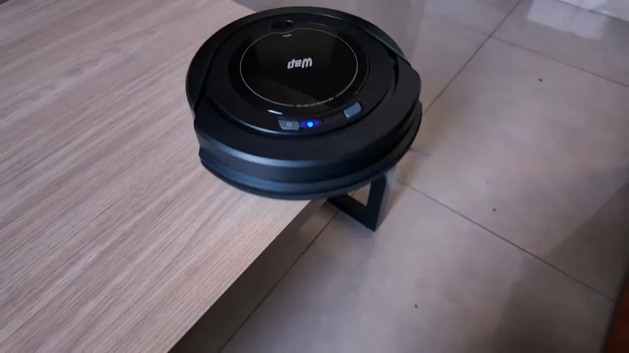 Robô aspirador detectando desnível com sensor antiqueda na mesa