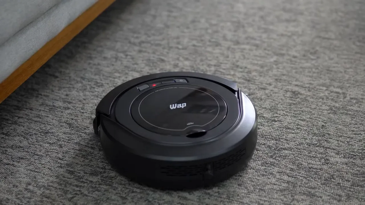 Robô aspirador WAP Robot W90 entrando sob o sofá durante limpeza