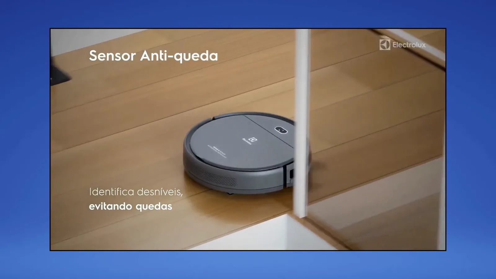 Robô aspirador operando próximo a degrau com sensor antiqueda ativo