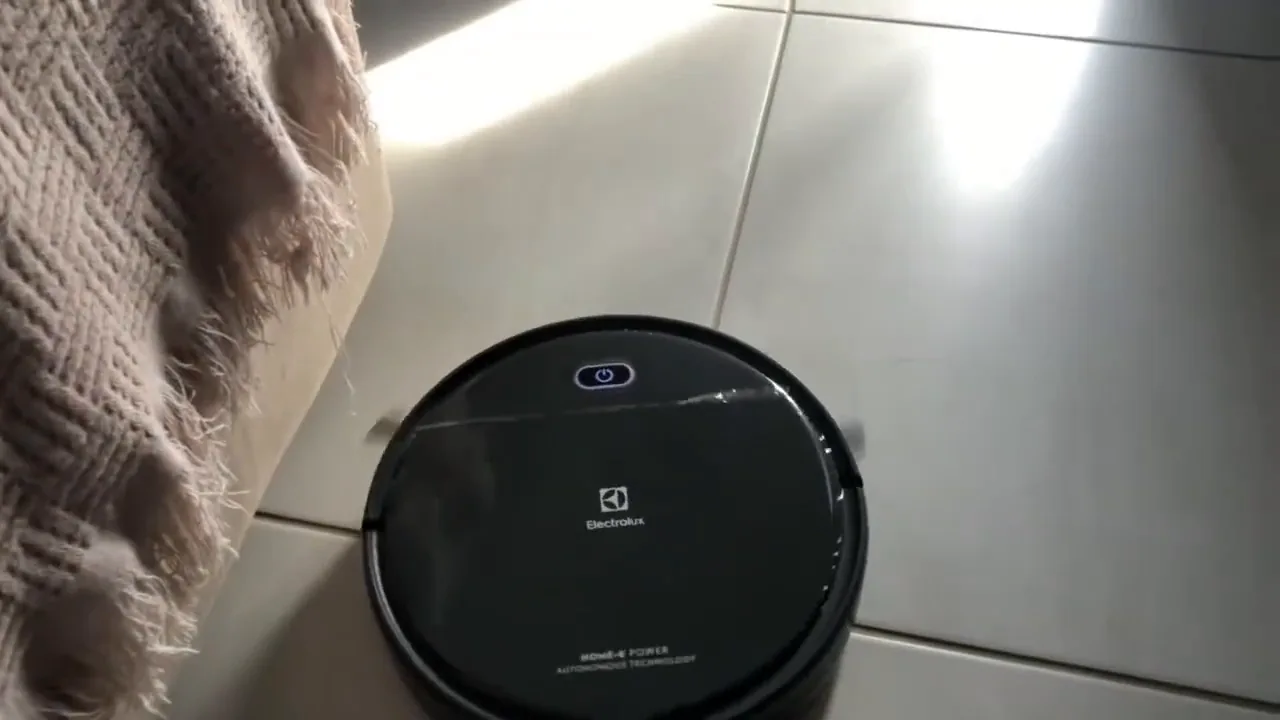 Robô aspirador Electrolux ERB30 realizando limpeza em círculos no piso