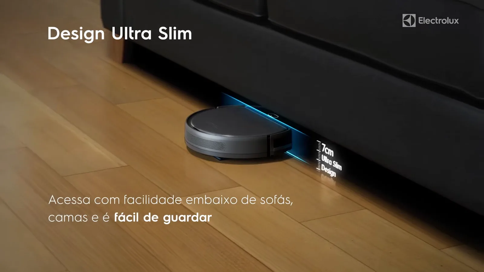 Robô aspirador de perfil baixo passando embaixo de sofá estofado