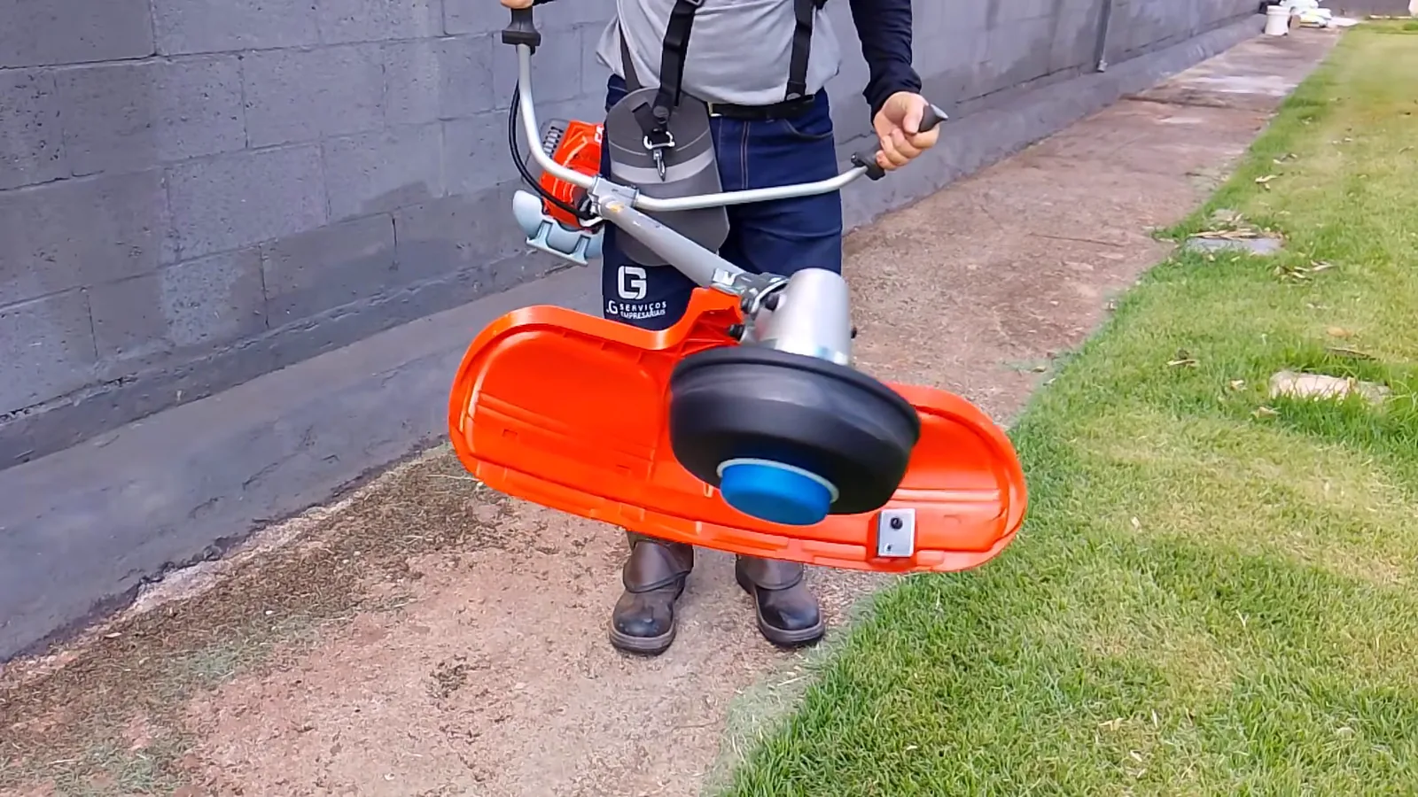 Roçadeira Husqvarna 143RS sustentada pelo cinturão profissional em funcionamento