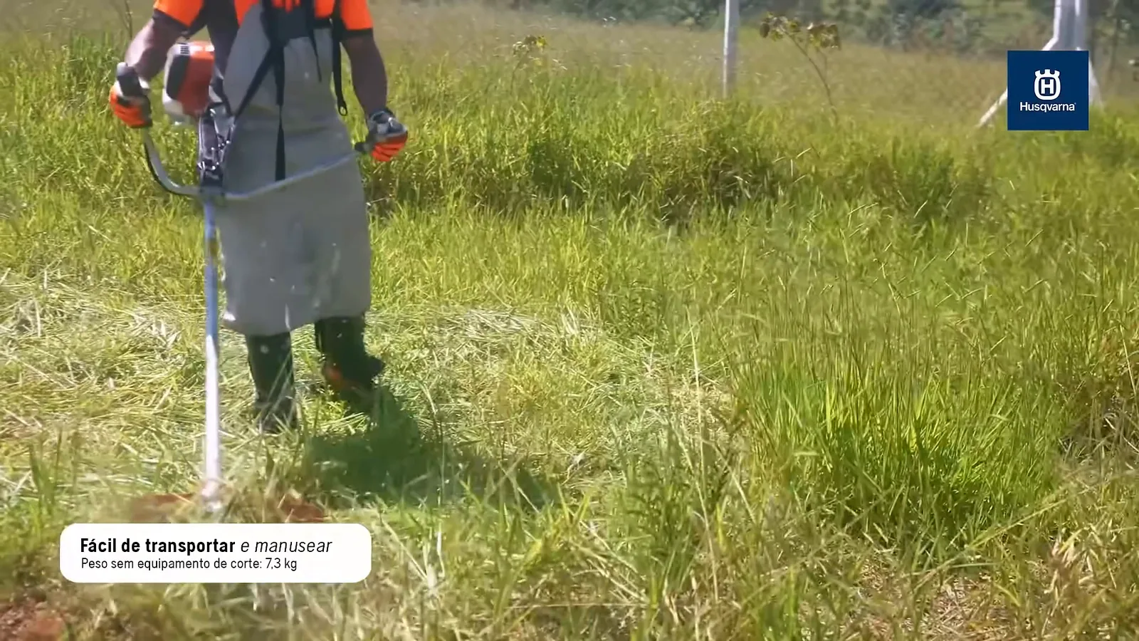 Operador utilizando a roçadeira Husqvarna 143RS para aparar vegetação